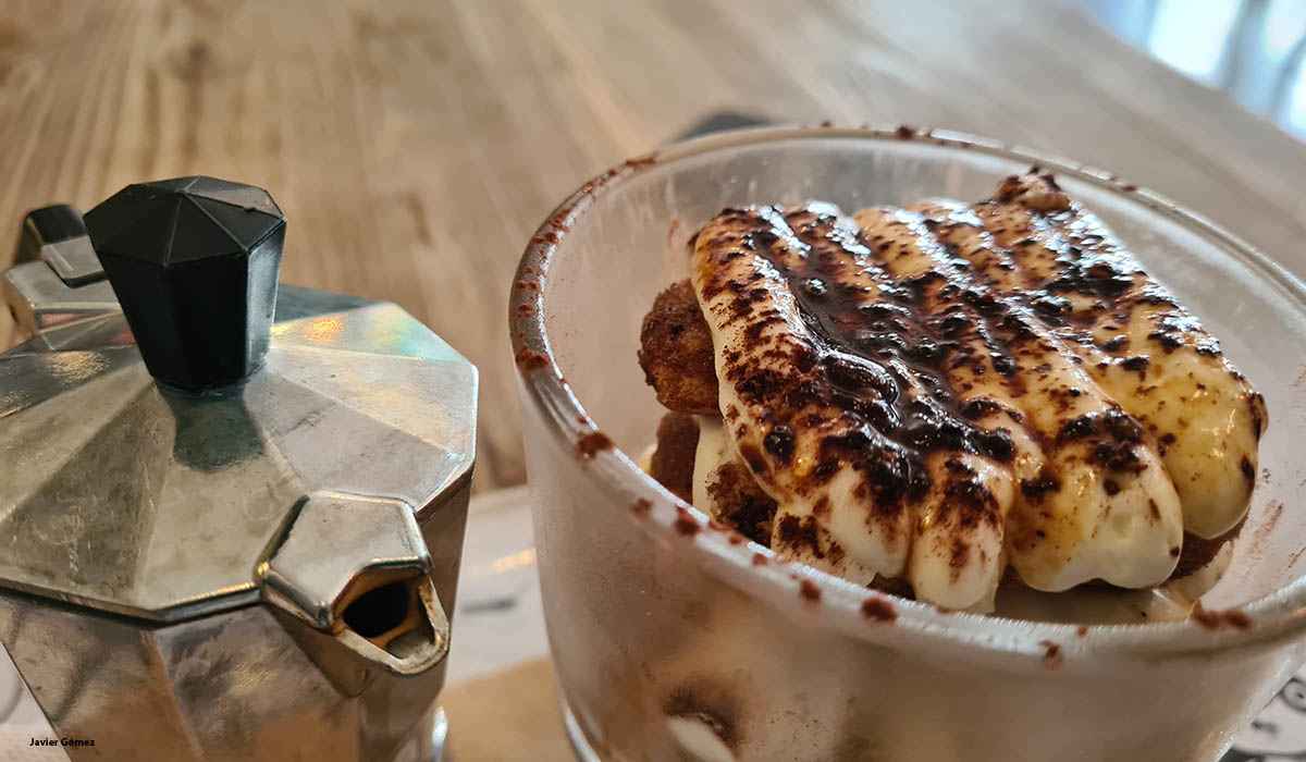 Tiramisú con café recién hecho