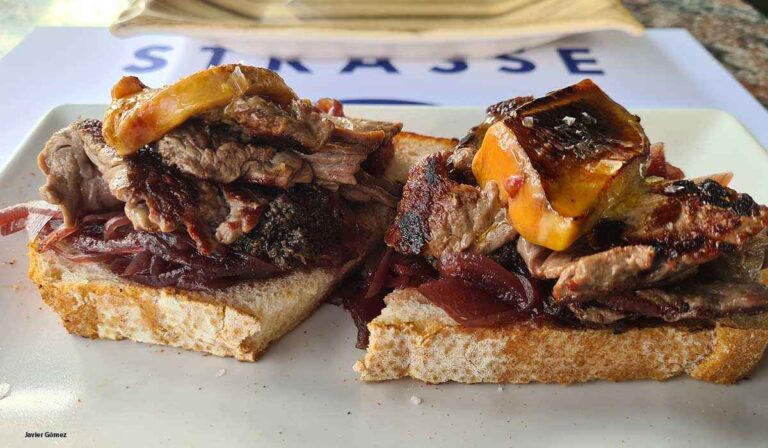 Tosta de solomillo y foie en Strasse 1 768x448