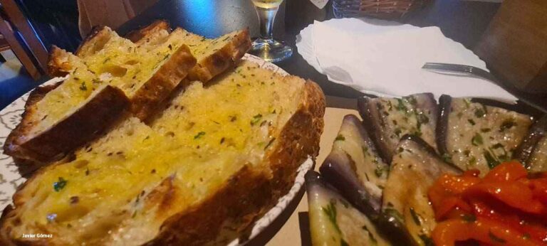 Pan con Ajo y berenjenas asadas en La Albahaca 1 768x346