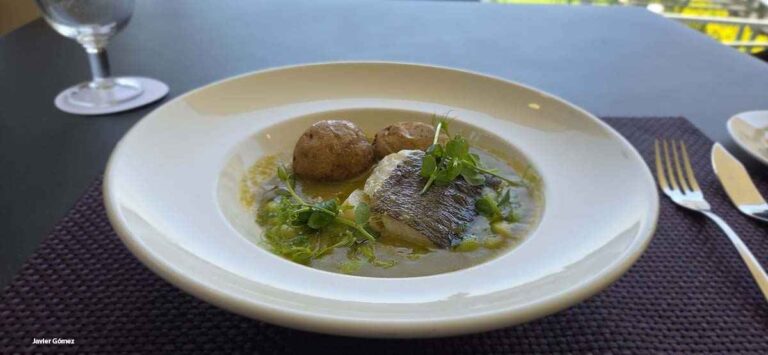 Bacalao confitado sobre puree dee guisantes en el Mirador de Santa Cruz 1 768x355