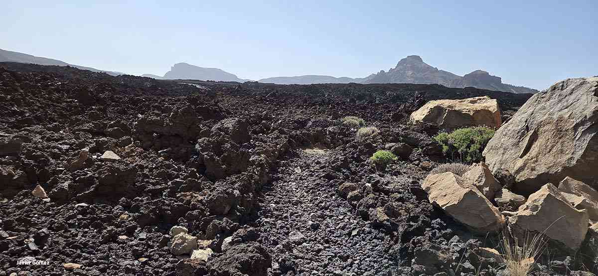 Caminando sobre la lava en el sendero 18
